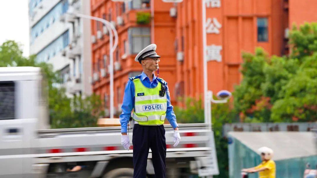 评论区→表扬墙,这位辅警获二级嘉奖!