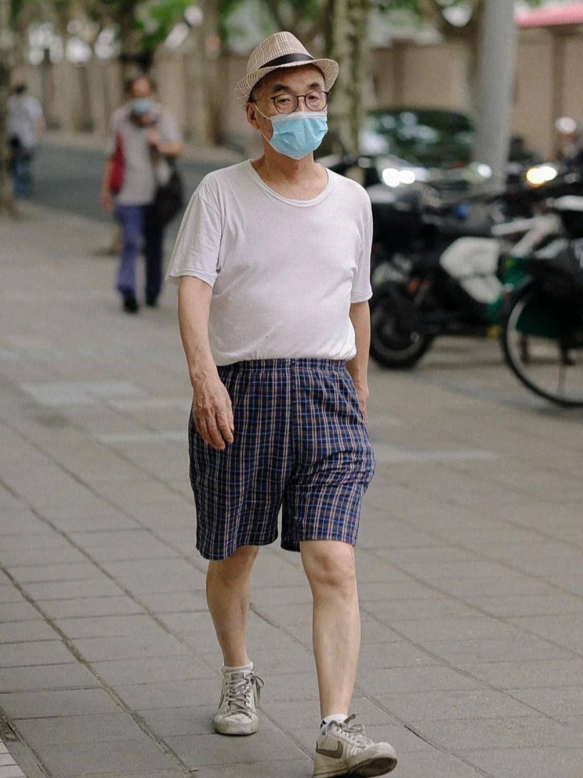 男人到了六七十岁,建议别穿这4种"老头装",显老土气还很油腻