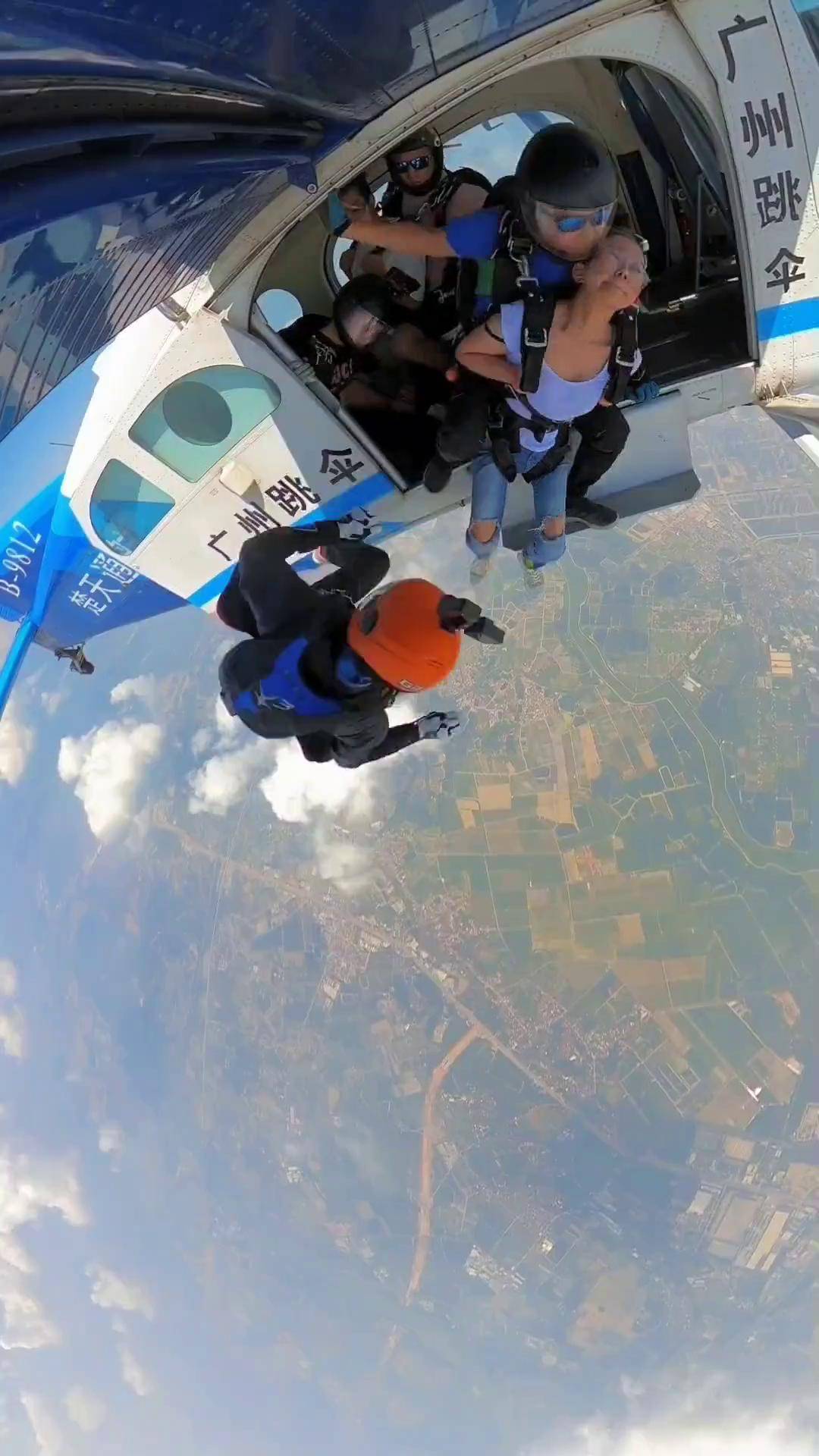 8000米高空跳伞图片