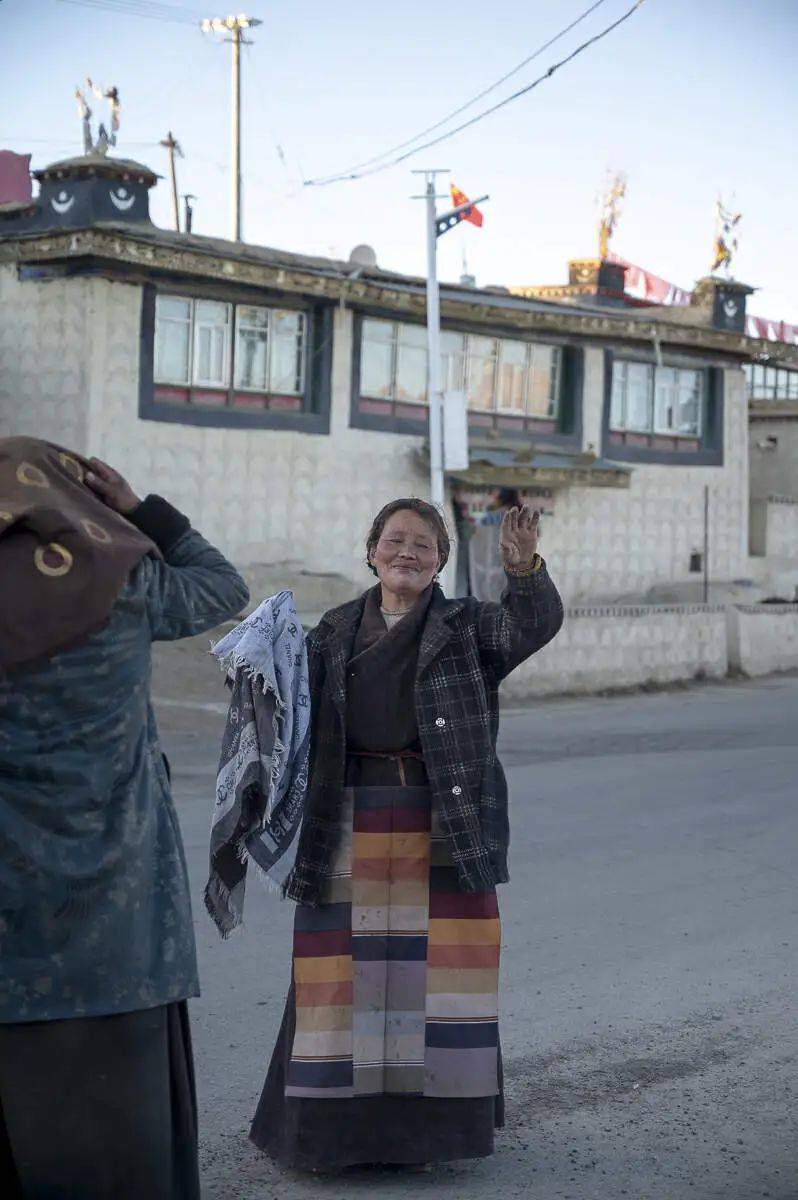 哲古镇:风,牛羊,发电机