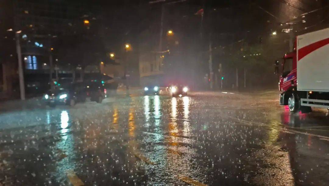 预计明天午后,北京有大雨到暴雨,局地大暴雨