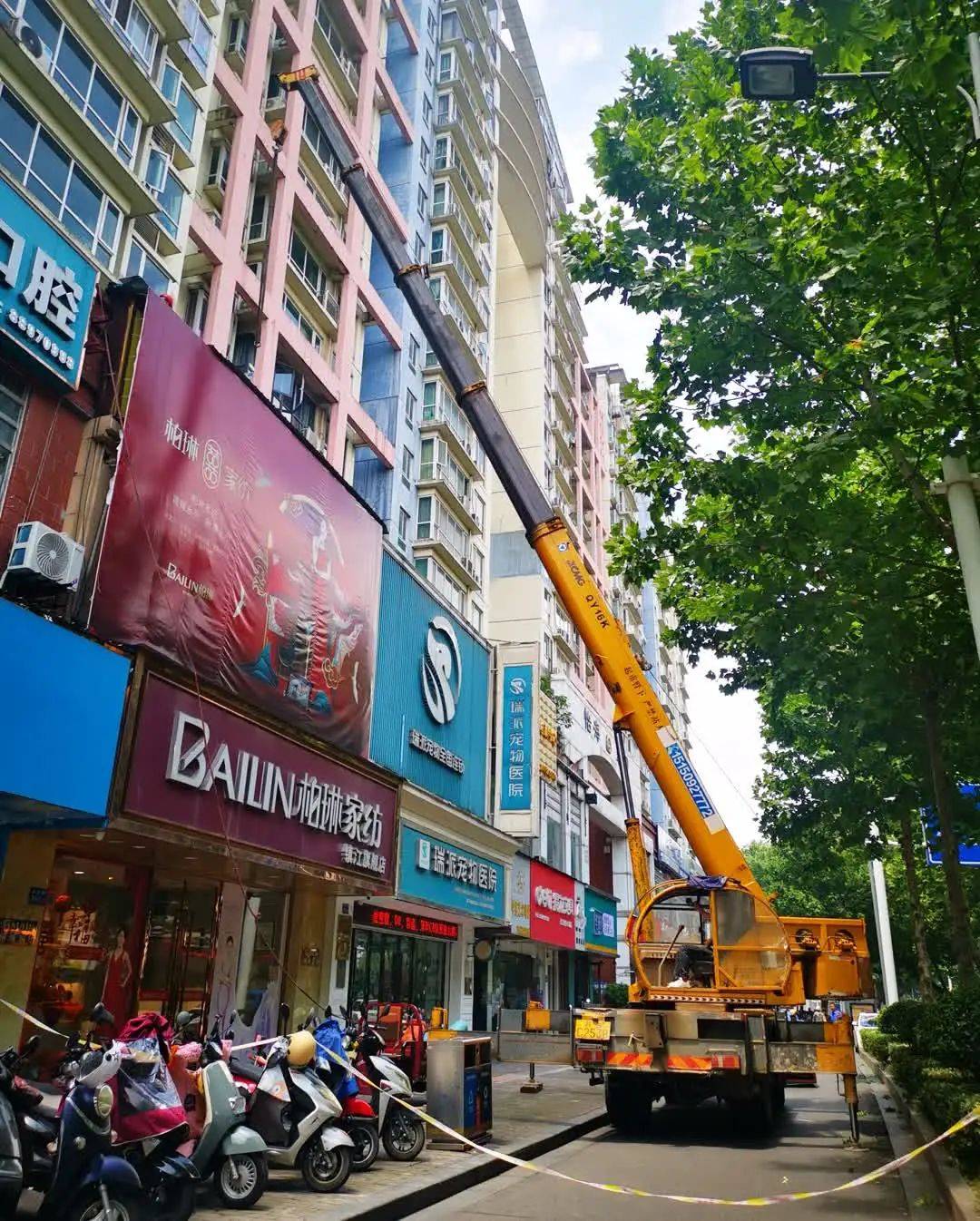 京口区城管局果断出击对存在严重安全隐患的户外广告招牌进行了彻底