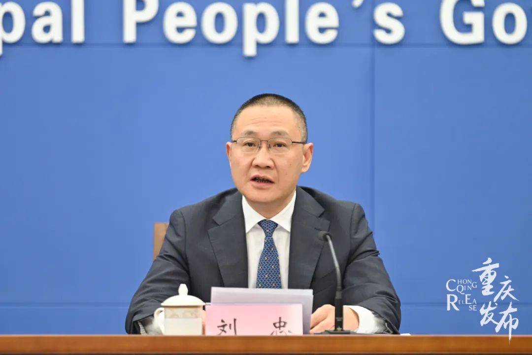 张琼主持新闻发布会邹乐摄张 琼重庆市委宣传部副部长,市政府新闻办