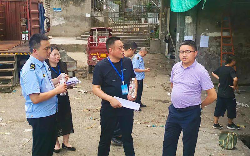 7月23日,忠州街道办事处党工委书记周岗指导值守加强秩序管控供电公司