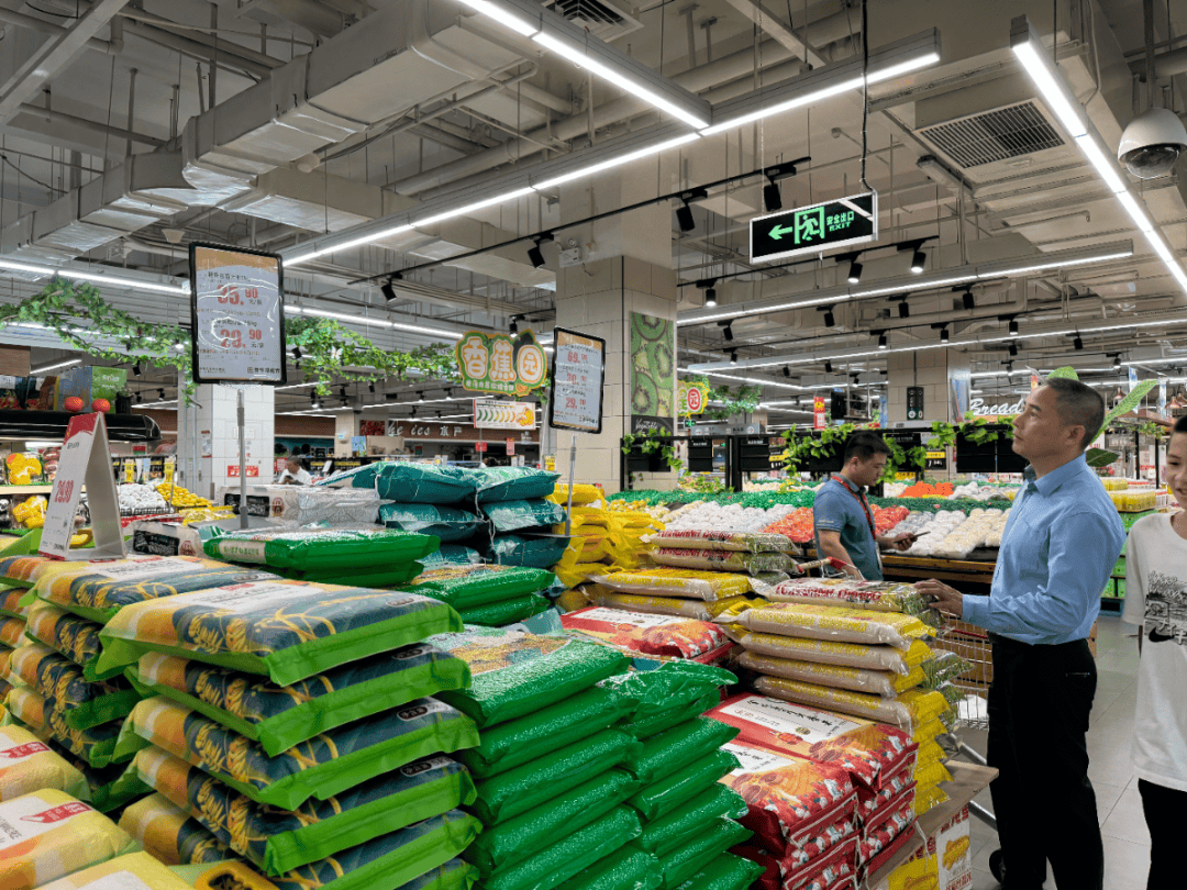 记者在华宁超市宁德水岸阳光店及新华都超市看到,米,面,油,肉,蛋,蔬菜