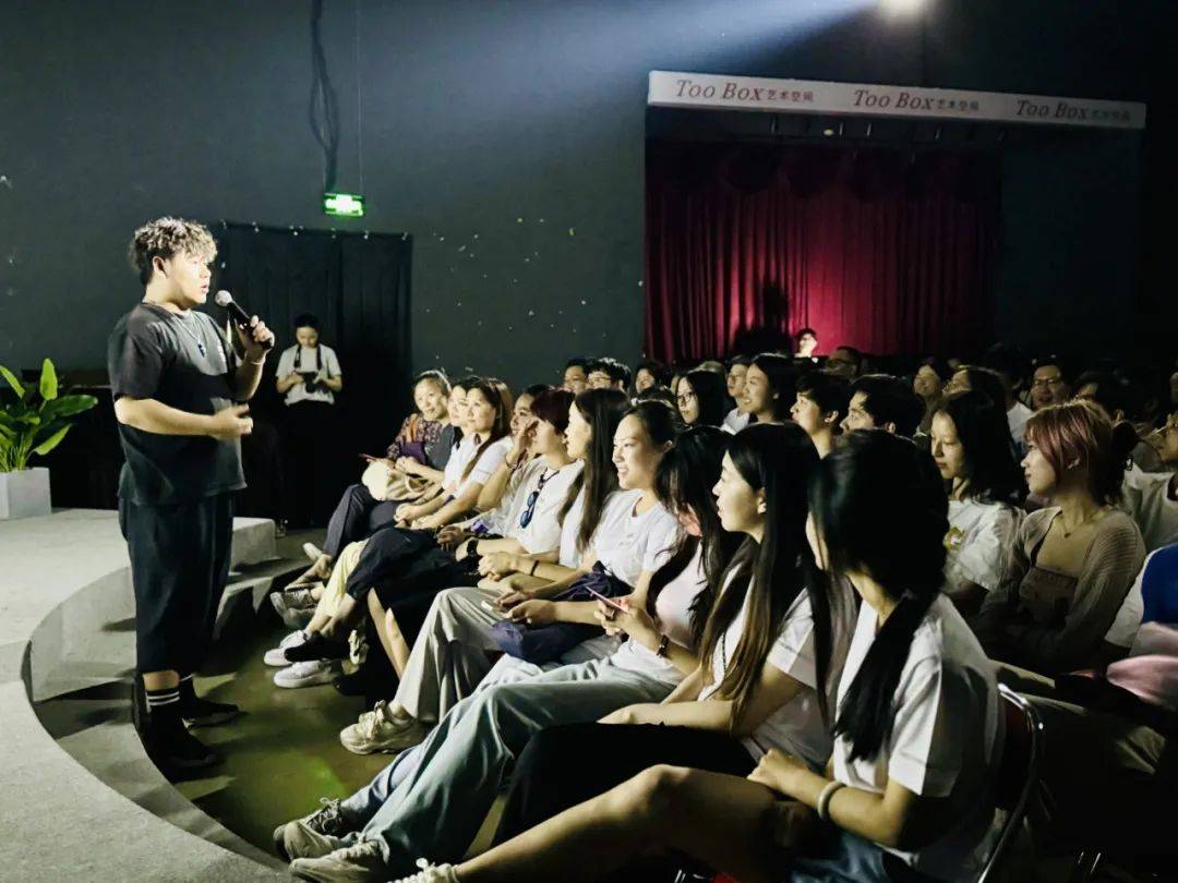 单口喜剧文化吸引了来自常春藤联盟的康奈尔大学,宾夕法尼亚大学,布朗