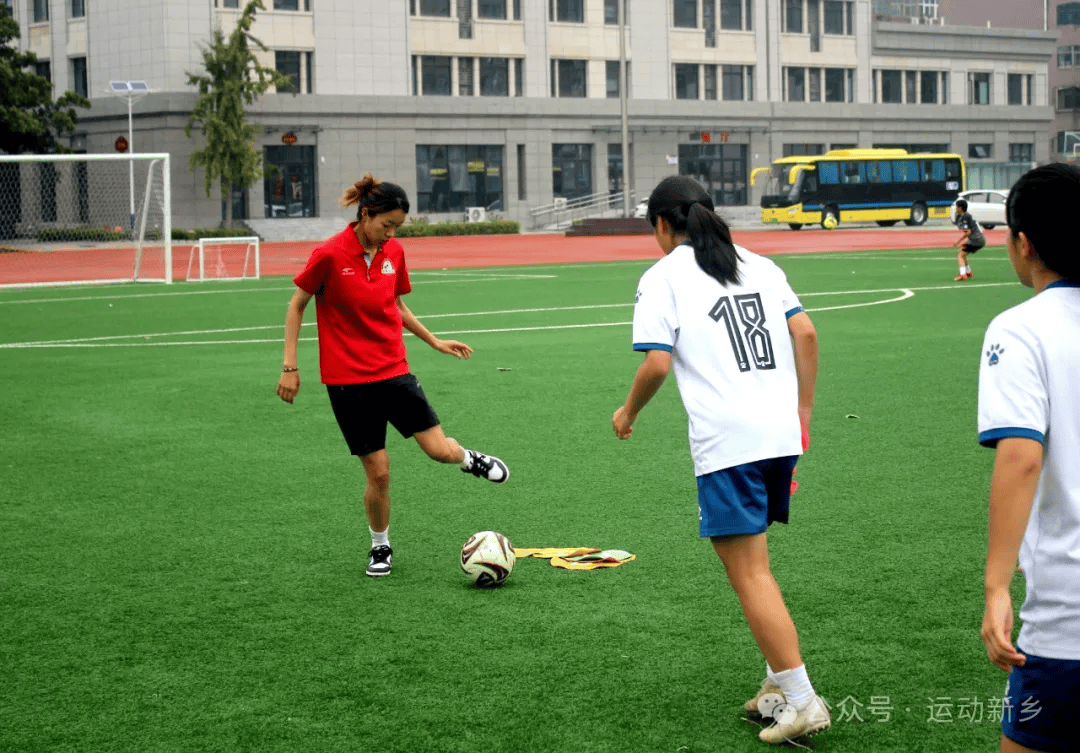 同心共筑梦 携手勇向前——河南万仙山女足队员走进新乡市女足(二中)