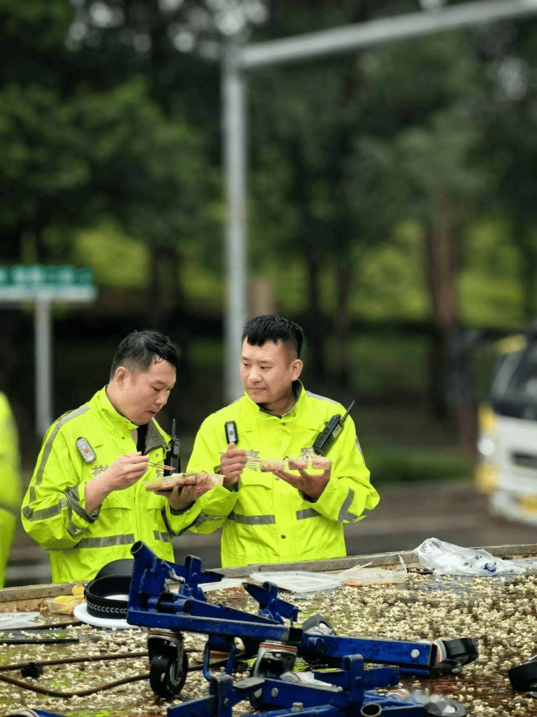 浑南交警郑准:风雨中的坚守,让警徽闪耀在防汛一线