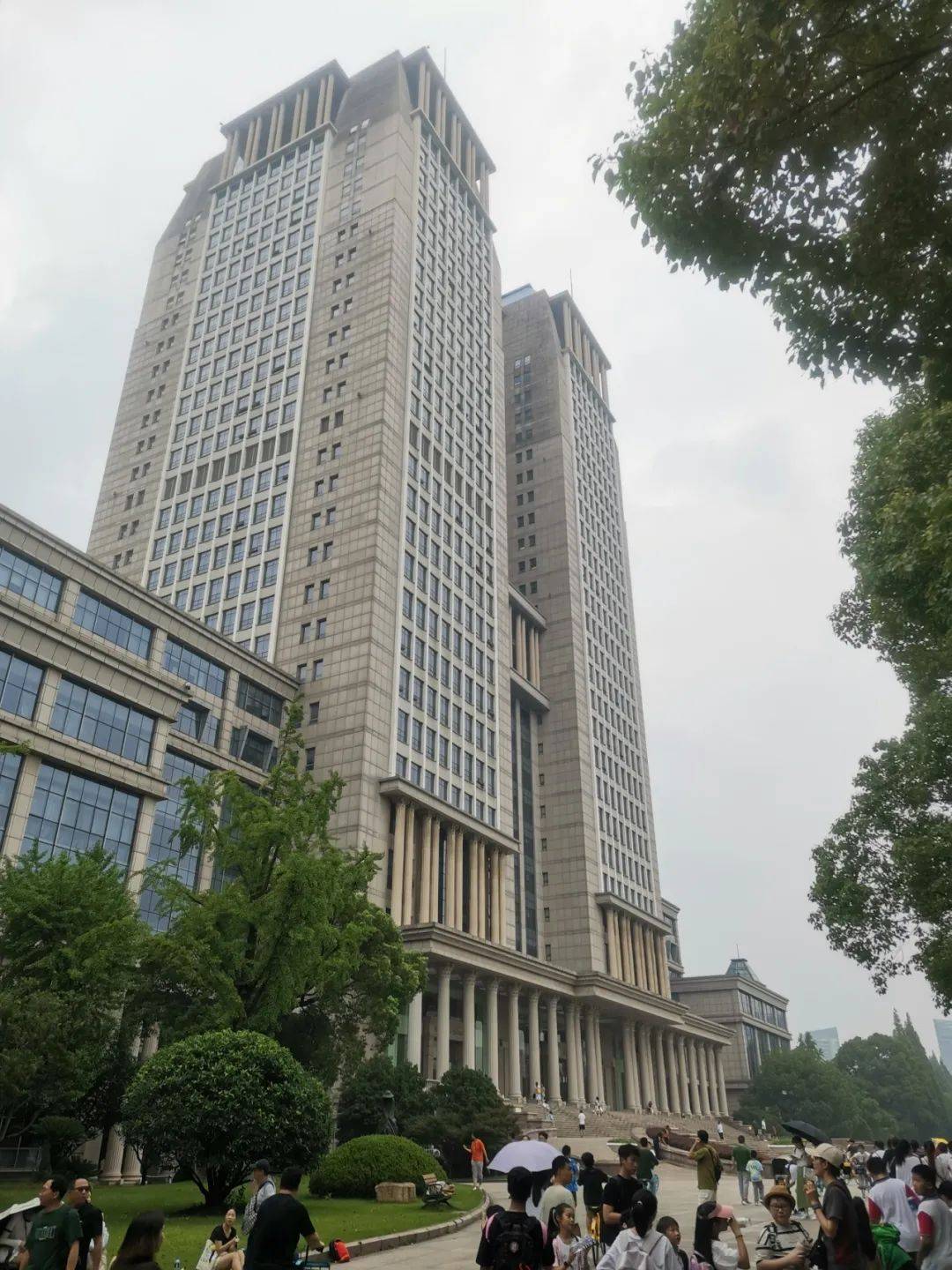 来到了复旦的又一地标性建筑光华楼前,光华楼建成于2005年复旦大学