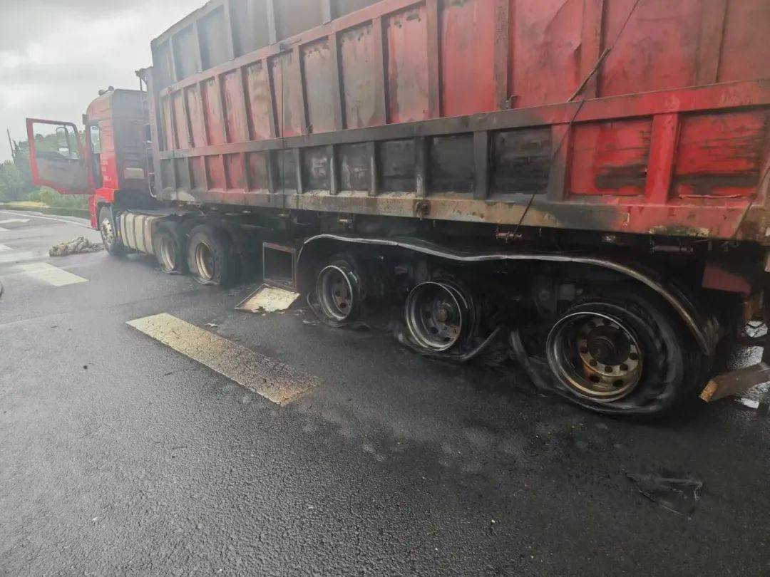 南通一货车突然起火.