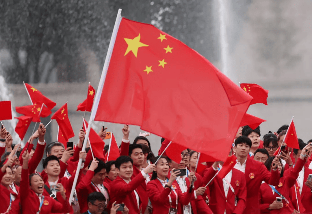 巴黎奥运会开幕!五星红旗闪耀塞纳河