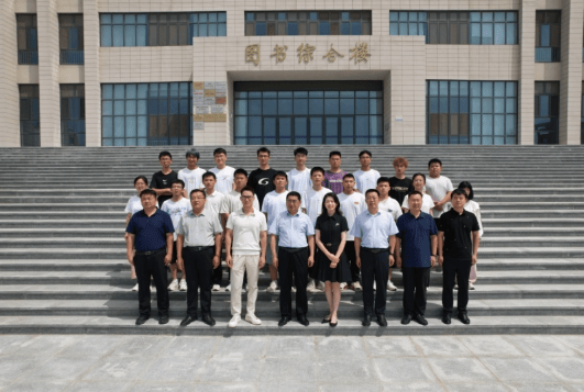 徐凤华作总结讲话,他表示此次活动让我们感受到爱心人士对家乡教育