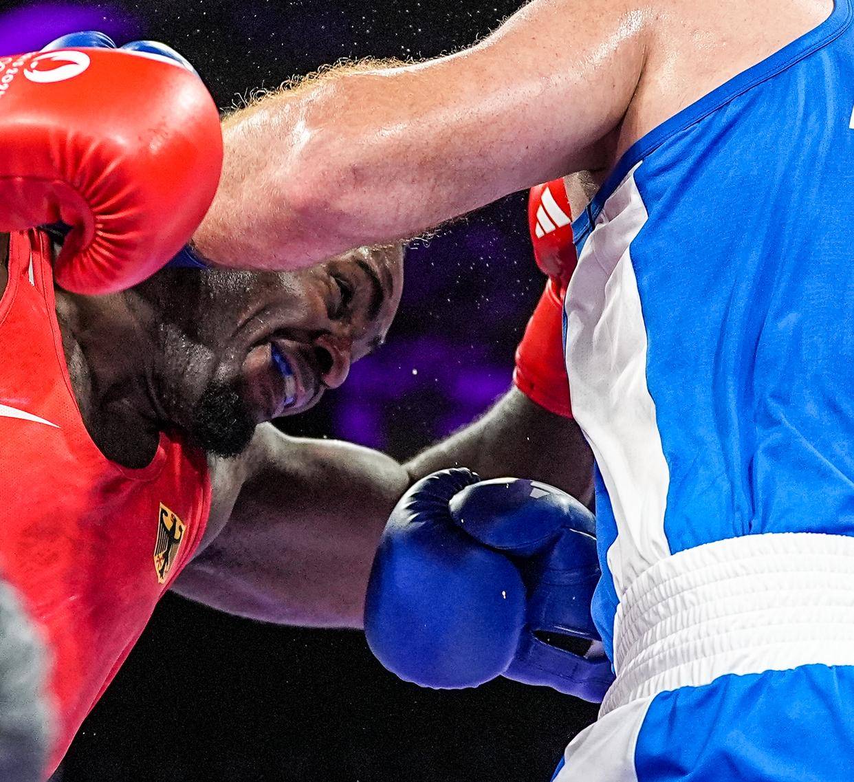 最终,蒂亚法克战胜阿卜杜拉耶夫.新华社记者 江文耀 摄