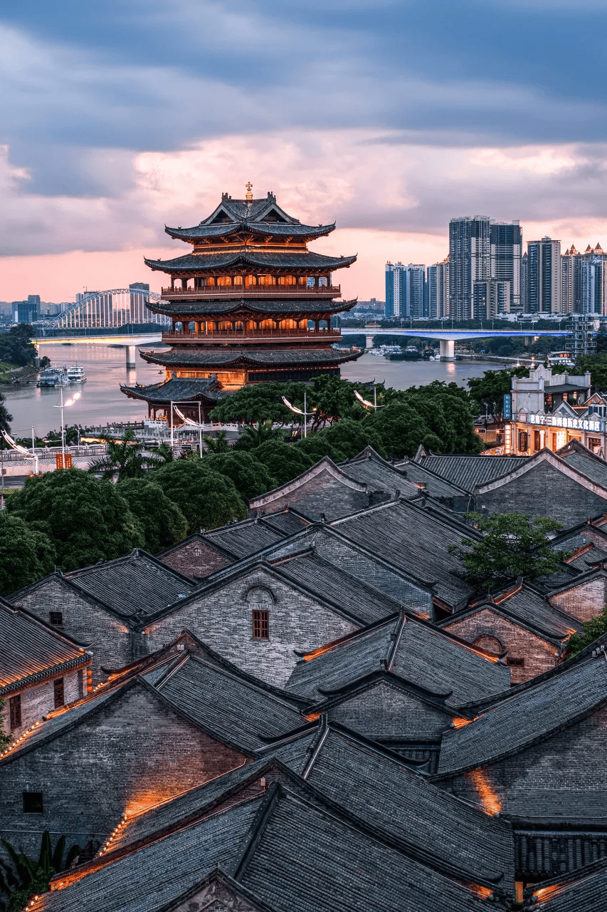 步入那悠长而狭窄的水泥巷弄,传说中的鸳鸯楼悄然映入眼帘,两楼相依