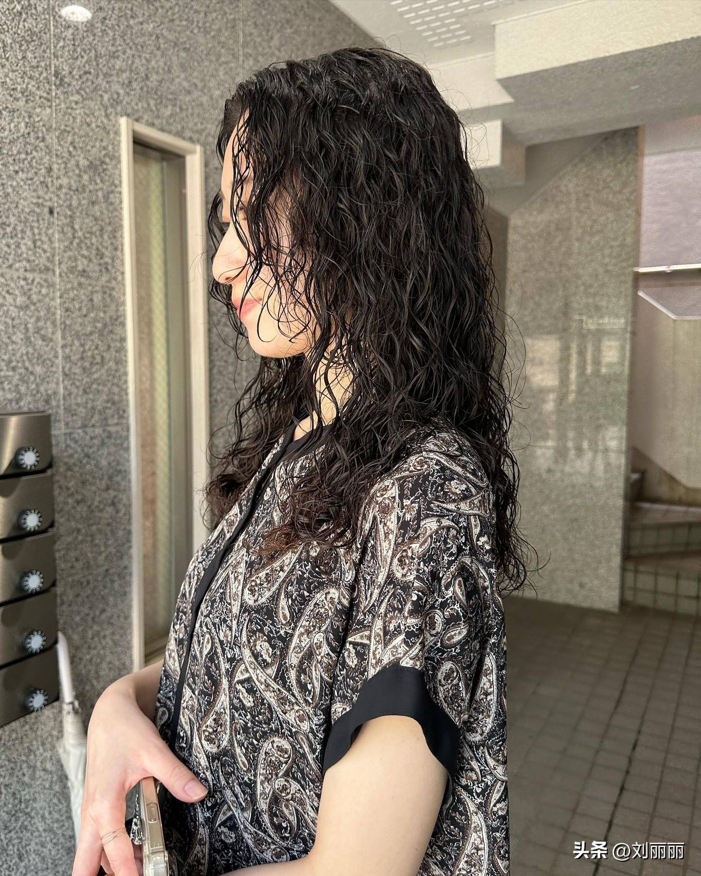 全头烫长发的流行不仅仅是一种发型的趋势更是一种时尚态度的体现