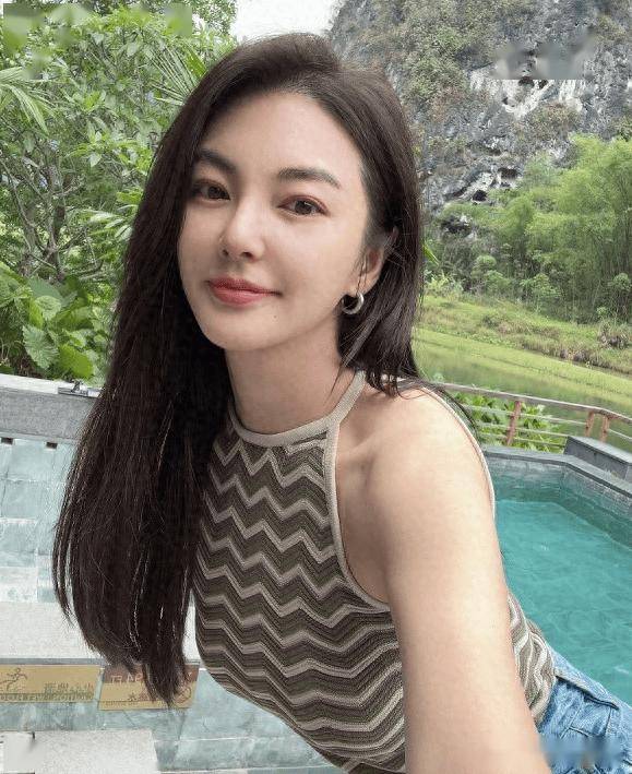 张雨绮与新男友太甜蜜,男方宠溺搂肩抱其女儿,提前见习当继父