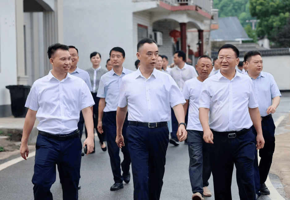 7月31日,县委书记利军,县委副书记,县长李志猛率各乡镇,部门,驻县有关