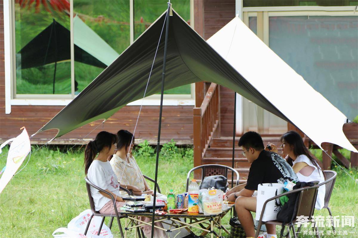 这几年发展乡村旅游,陆续开了21家农家乐,有特色草甸民宿和精品花儿