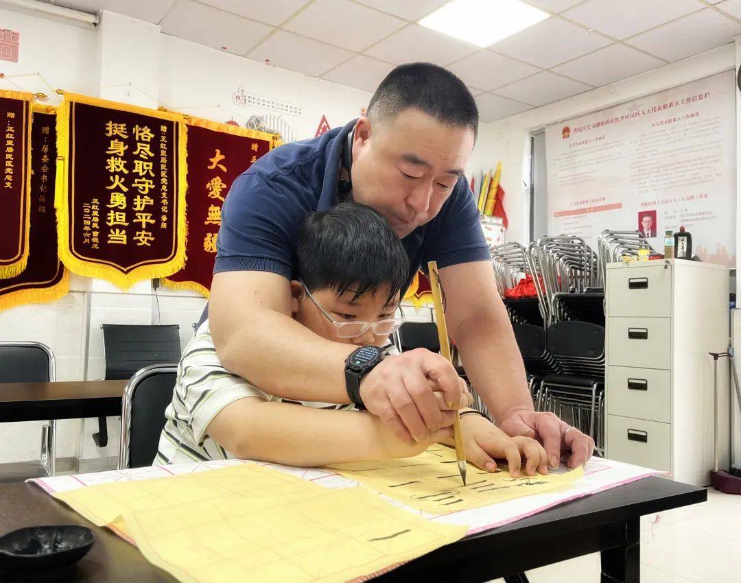 在大朋友们眼中,他是雷厉风行,做事靠谱的"大块头"书记;在小朋友心里