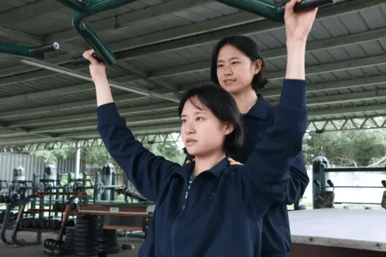 军中"姐妹花"_军营_大学生_女兵