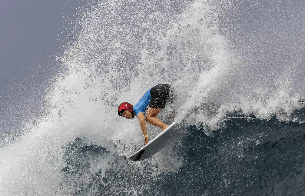中国首位奥运会冲浪选手,9岁前没见过海,15岁创造中国冲浪历史
