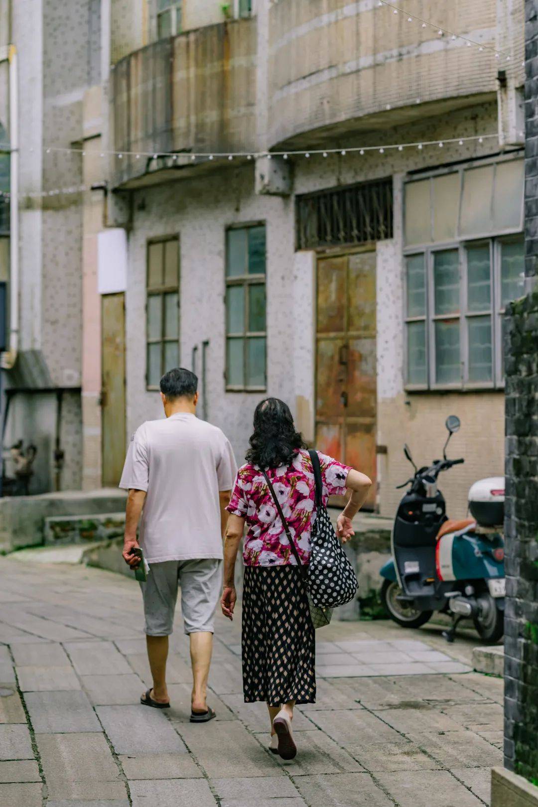 其乐融融大部分都是几十年的老街坊住在这里的任围老街隐于闹市但从不