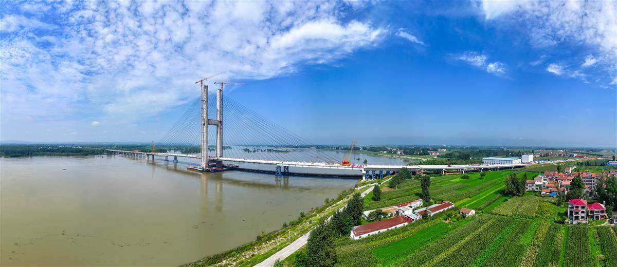 4454米的湖北襄阳隆中大桥合龙,建成后系国内最大跨径组合梁独塔斜拉