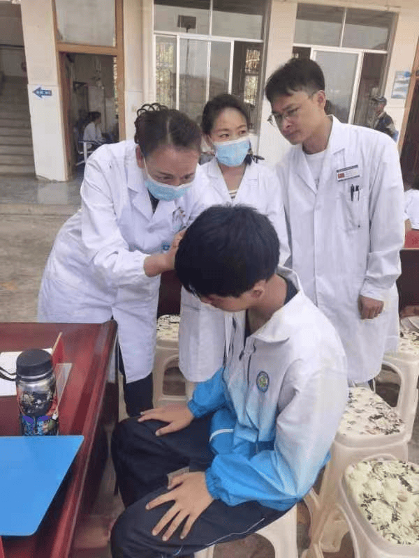 巡回义诊7661762024年7月中旬,在镇沅县人民医院的精心组织下