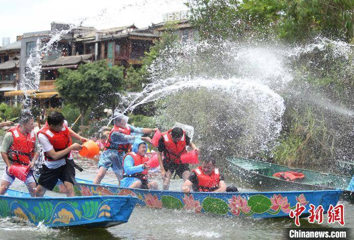 云南普者黑景区:游客赏荷戏水感受"清凉一夏"