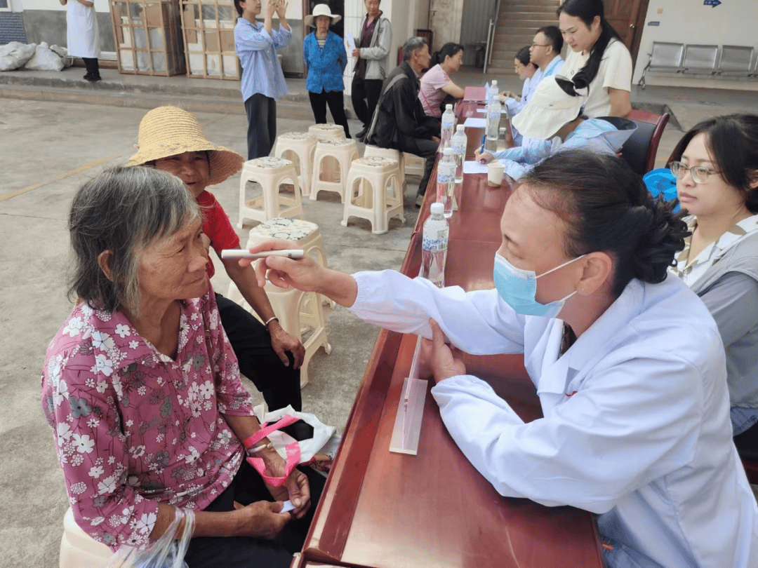 巡回义诊7661762024年7月中旬,在镇沅县人民医院的精心组织下