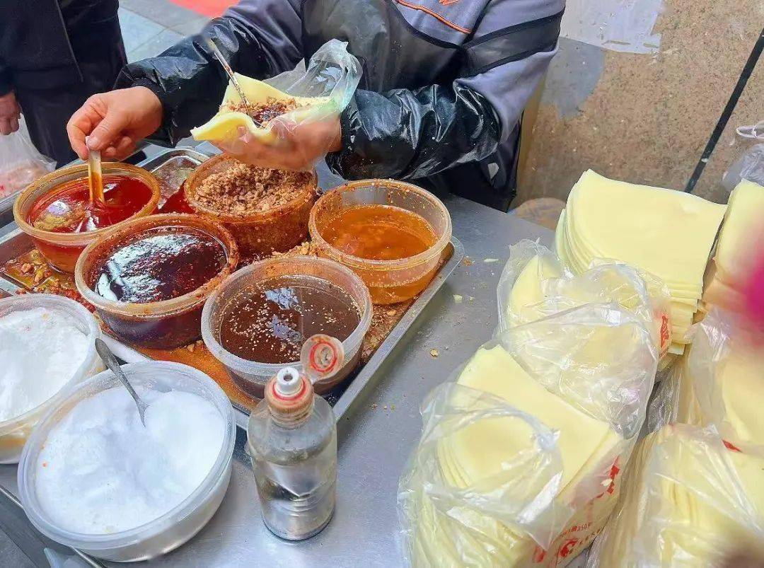 王凉粉(建昌古城涌泉街40号)在他家能吃到各种西昌小吃,油茶,米凉粉