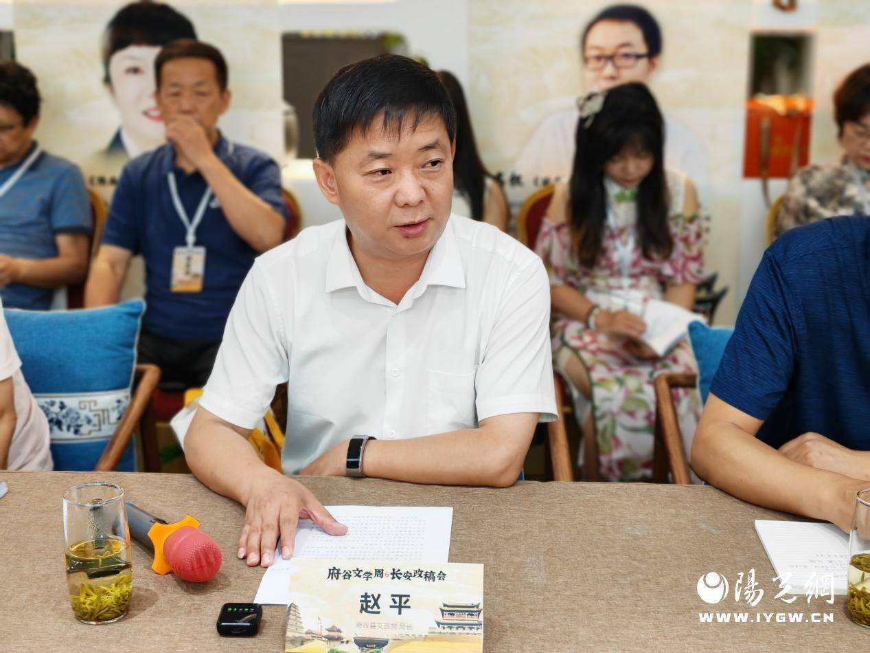 副刊主任章学锋,《秦风》编辑郭健,《陕西诗歌》编辑李晓恒与班培红