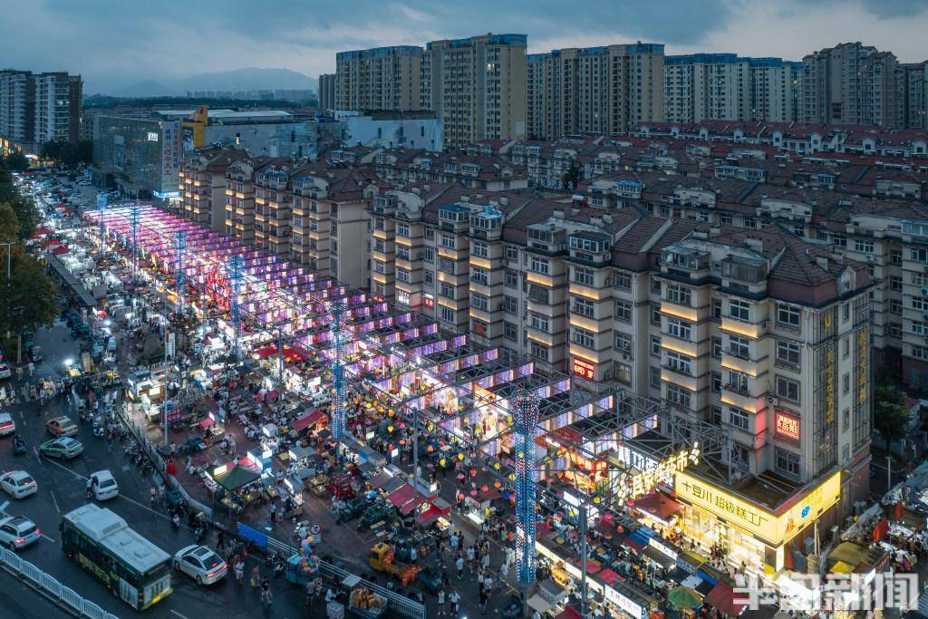 夏夜里的吕家庄夜市热闹非凡.