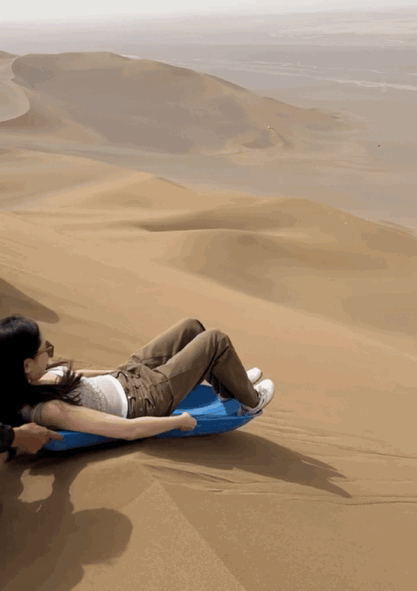 滑沙也是不可错过的,这里的滑道长约180多米,堪称国内之最,滑下去的