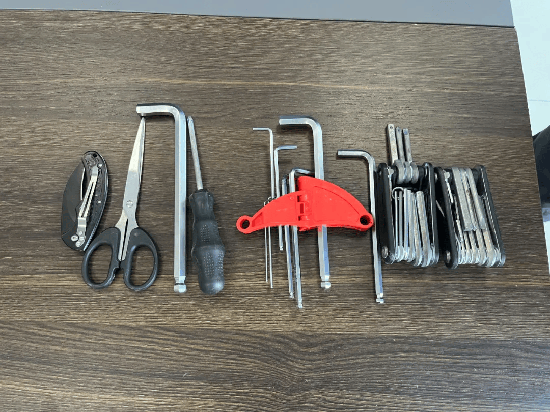 和多把电动车钥匙开锁工具,螺丝刀等作案工具在其随身携带的物品中