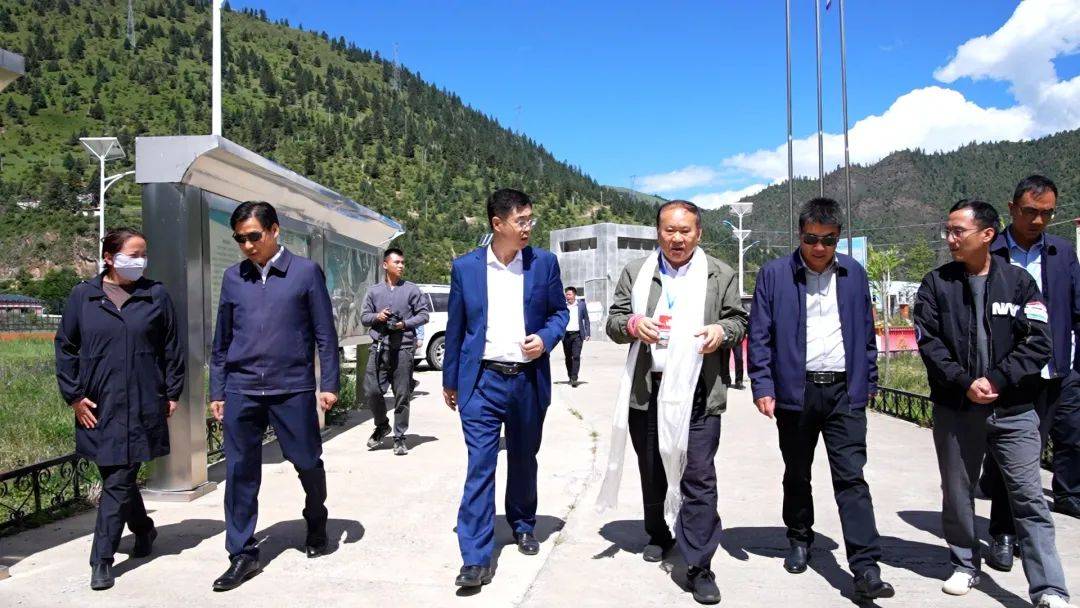 重庆市历批次援藏工作队代表回访类乌齐县