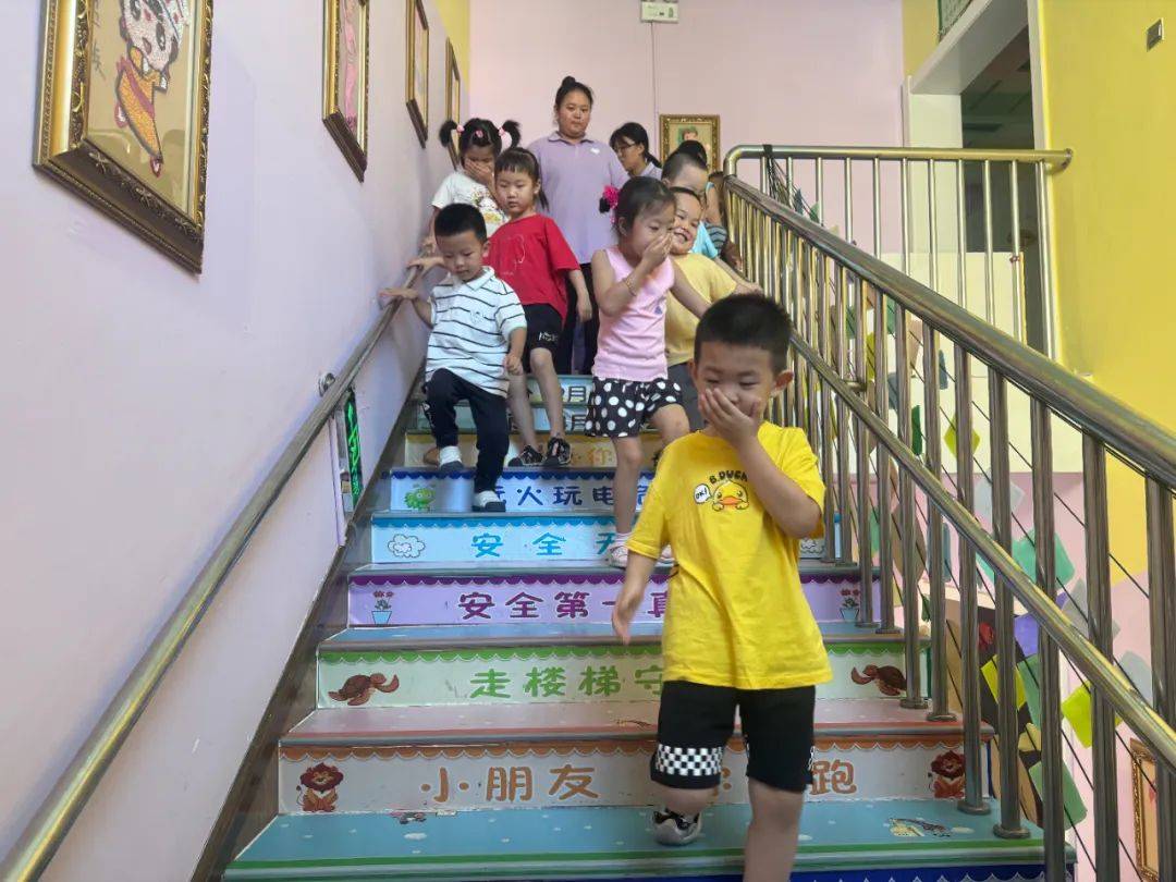 "北疆蓝焰"兴安盟消防志愿服务队到百合幼儿园开展消防安全培训活动