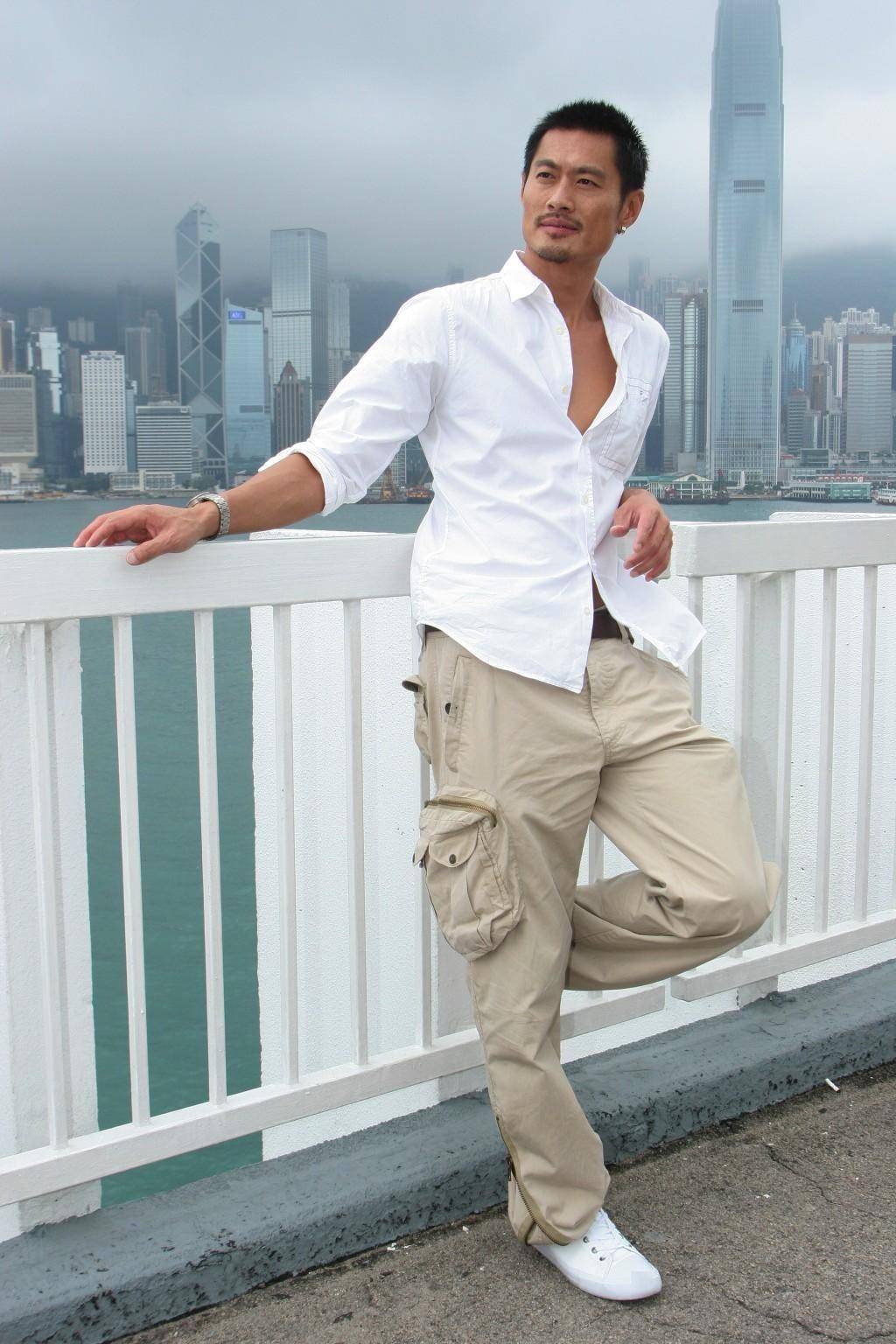 因在校成绩不好,黄德斌早早投入社会,先后做过烧焊工人,地盘工人,跟车