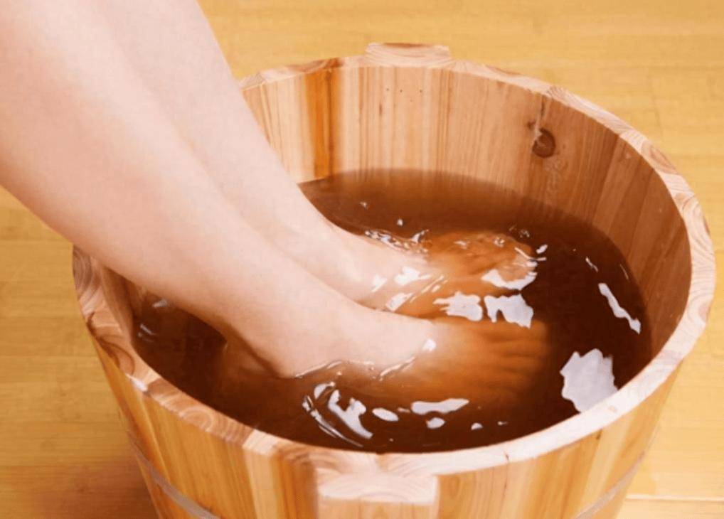 59岁老人泡脚时离世,医生责怪:真是无知,泡脚犯了3个错误