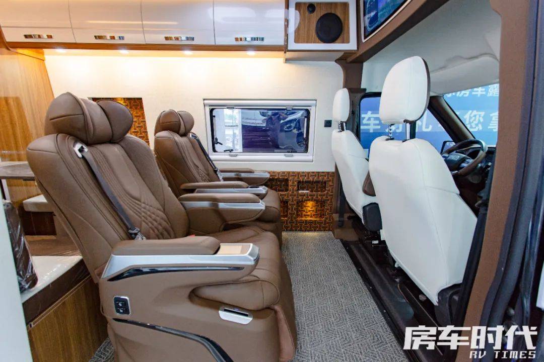 莫雷德曼福顺长轴高顶商旅款 双航空座椅 对坐沙发布局 精致商务感