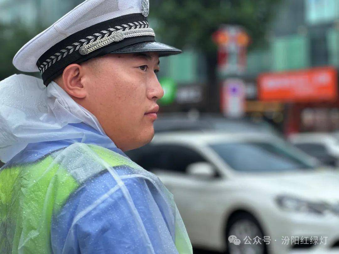 雨季汛期 汾阳交警温情守护 雨中执勤保畅通