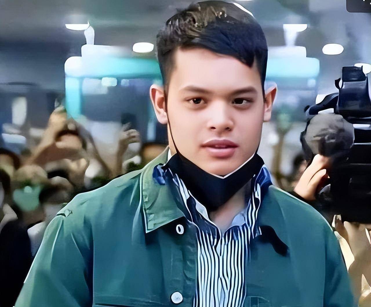 19岁提帮功眼神柔和,瘦了很多,坐在地上和别人聊天