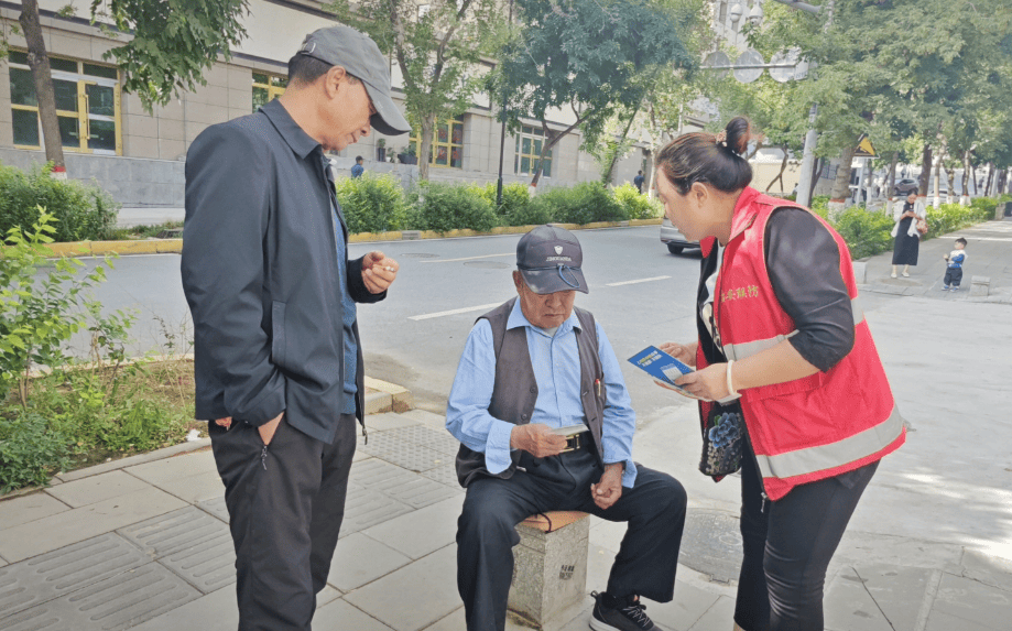 古城台街道昆仑路西社区开展惠民政策宣传活动