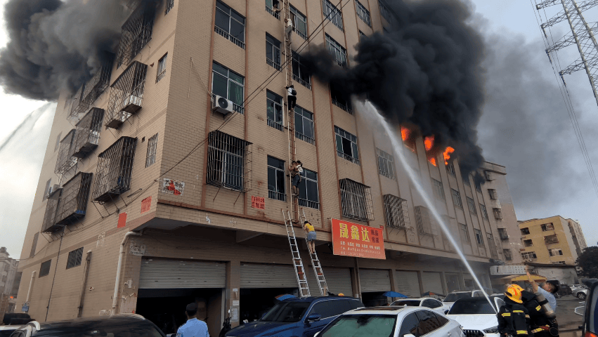 广州一厂房燃起大火,疏散121人!