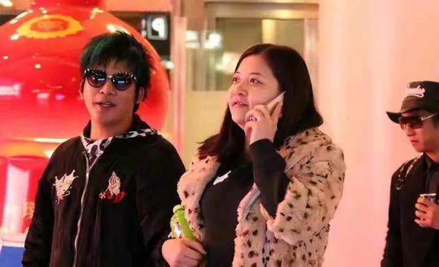 她不仅是大张伟的经纪人,更是他心灵的慰藉者.