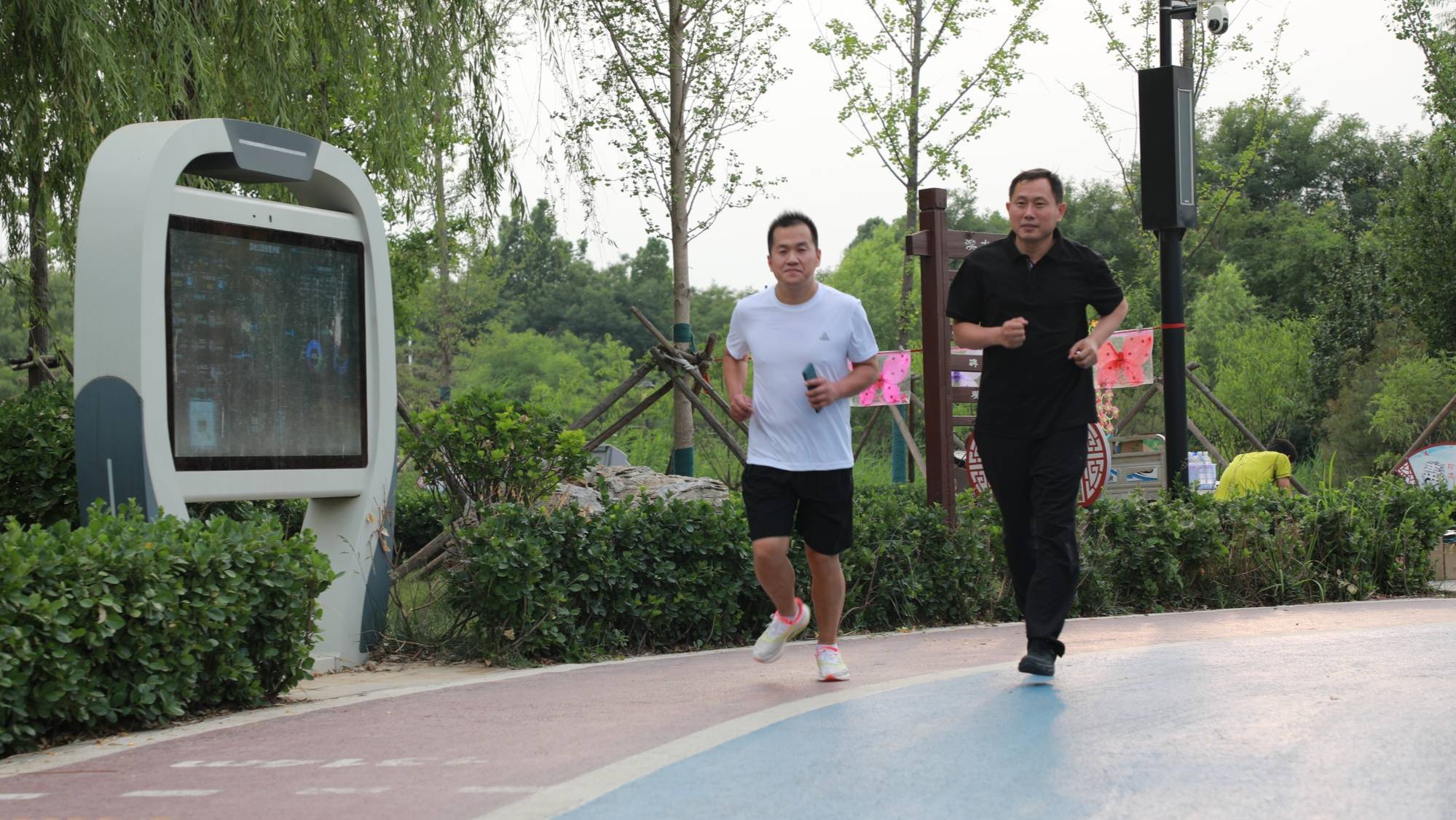 居民们正在蠡县湿地公园健身步道上跑步(刘恬玥 摄)"现在不少赛事活动