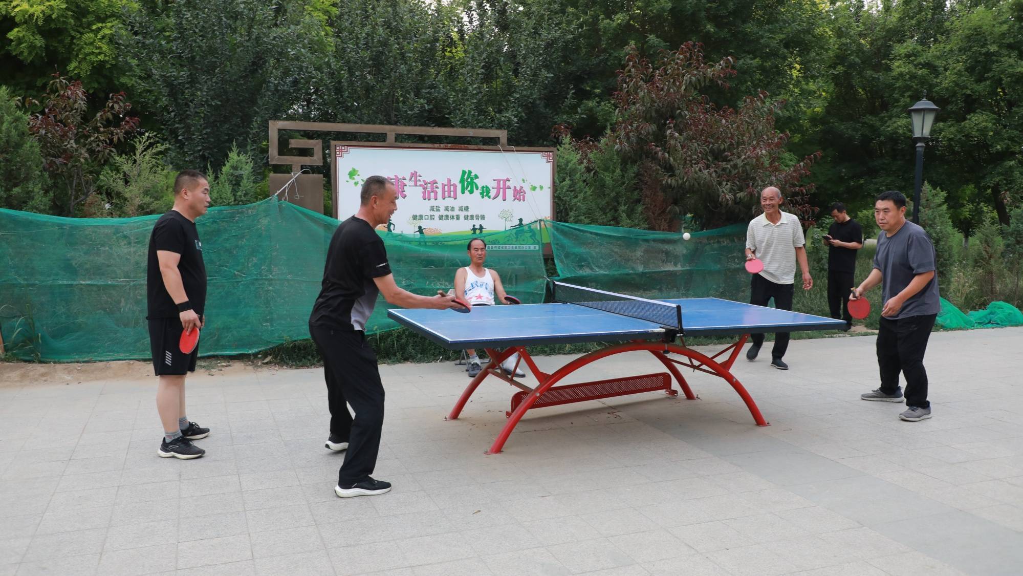 居民们正在蠡县湿地公园健身步道上