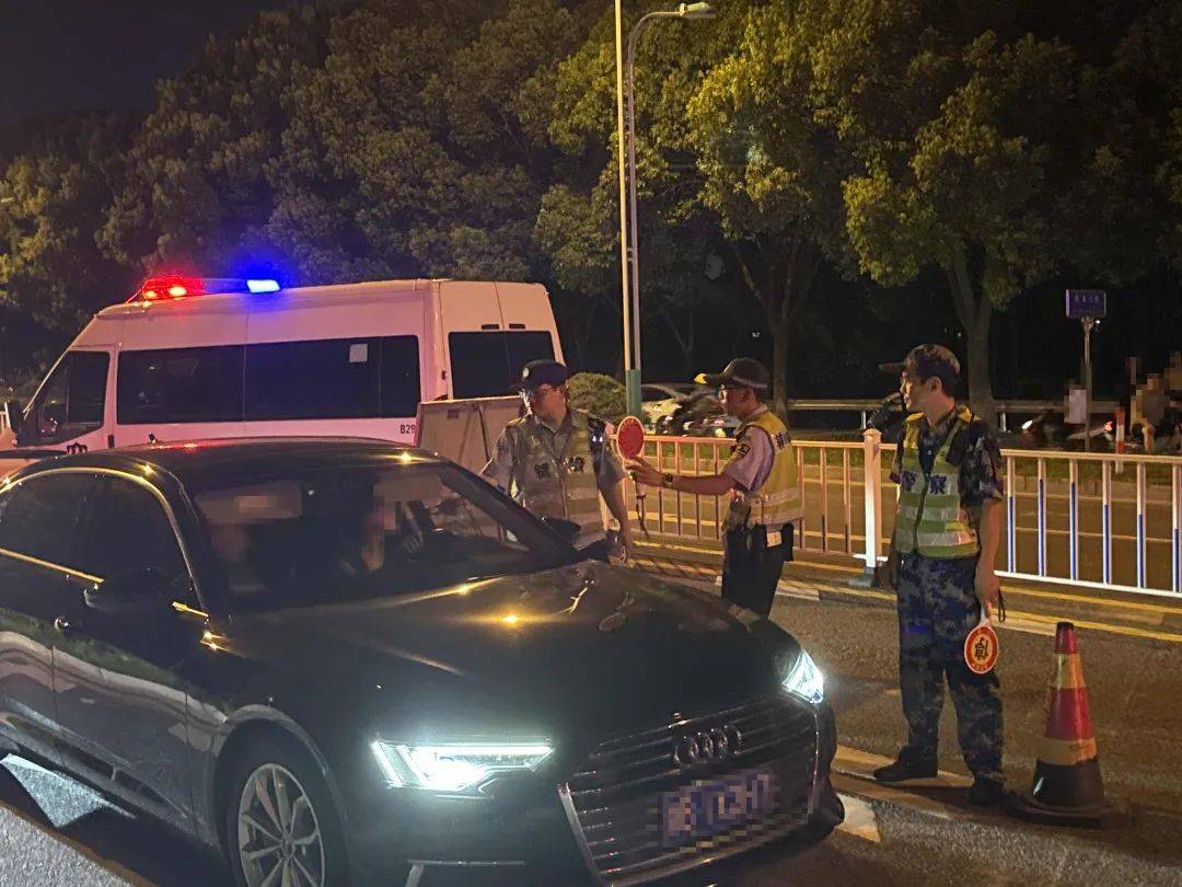 严查各类交通违法行为持续开展夏季交通安全整治行动慈溪交警在全市