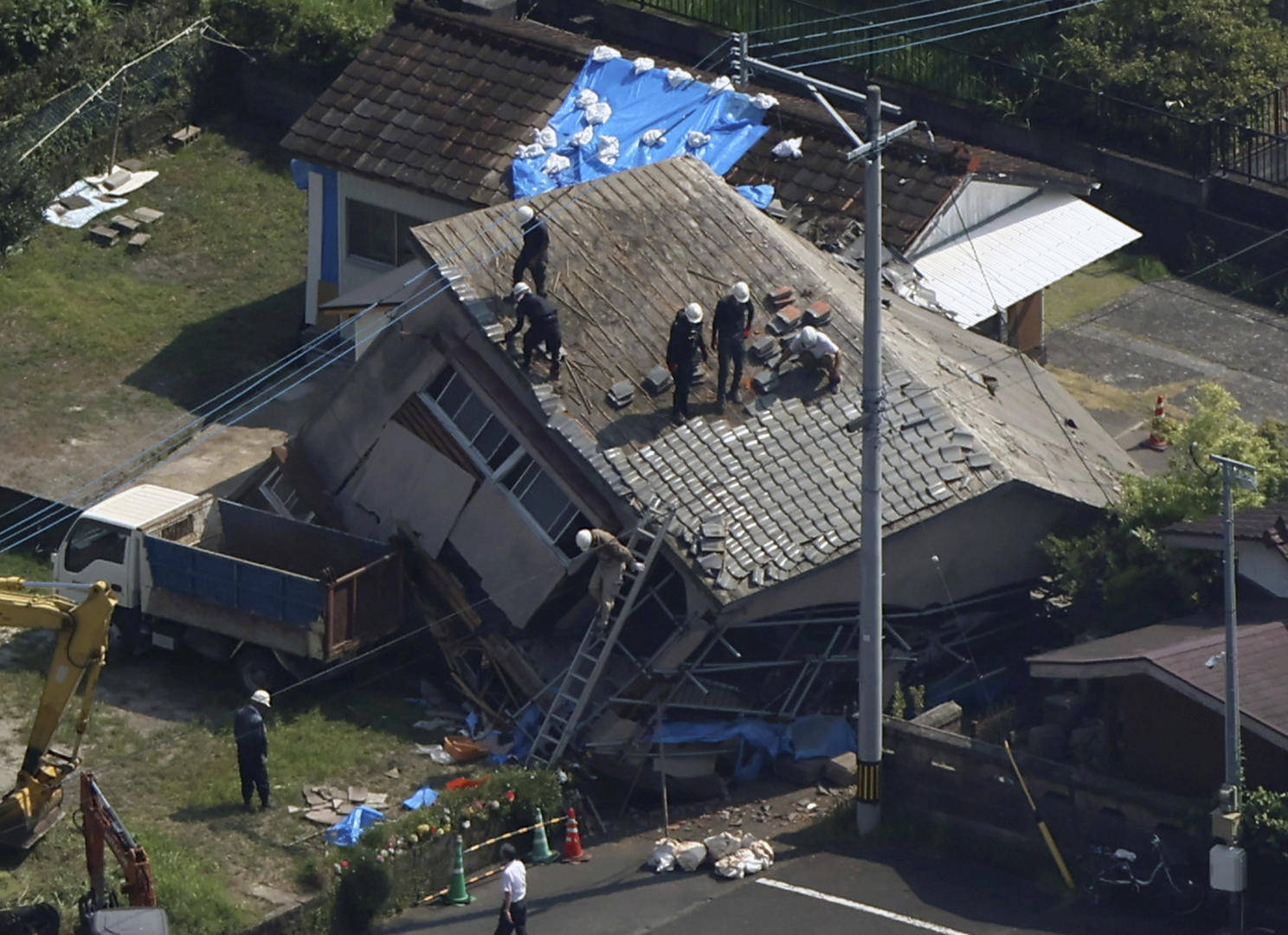 日本首次发布“巨大地震警报”，首相取消外访行程