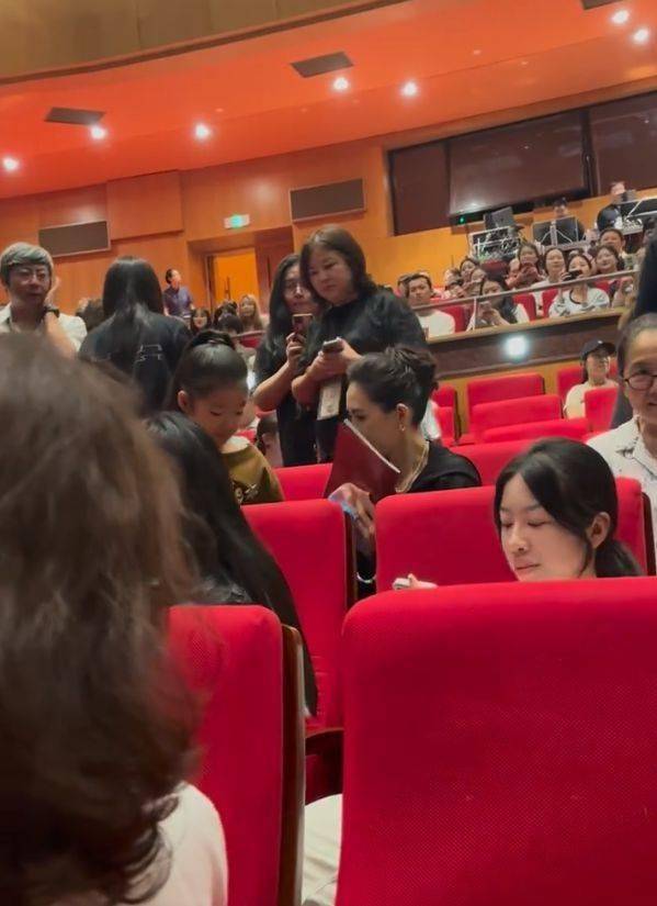 章子怡带女儿看话剧,醒醒表现淡然自信,小窄脸不像爸妈更像大舅